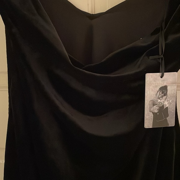 NWT Sincerely Jules Black Velvet Sleeveless drop neck bodysuit in size large - Picture 3 of 8